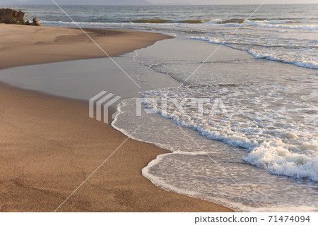 Waves crashing against Fukiagehama at dusk Waves crashing against Fukiagehama at dusk 71474094