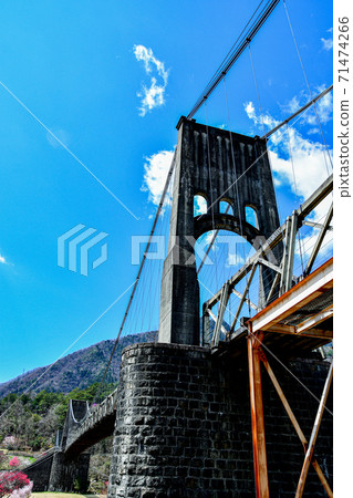 Scenery and blue sky of Momosuke Bridge in Nagano 71474266