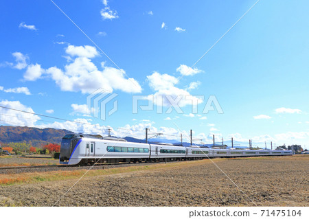 Oito Line Limited Express Azusa going to Azumino in late autumn Oito Line Limited Express Azusa going to Azumino in late autumn 71475104