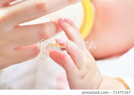 媽媽的手給牛奶,嬰兒的小手摸 媽媽的手給牛奶,嬰兒的小手摸 71475167