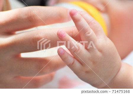 媽媽的手給牛奶,嬰兒的小手摸 媽媽的手給牛奶,嬰兒的小手摸 71475168