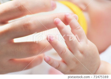 媽媽的手給牛奶,嬰兒的小手摸 媽媽的手給牛奶,嬰兒的小手摸 71475169