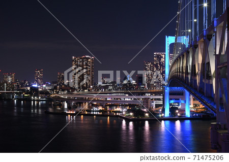 東京摩天大樓的夜景，通往橋樑的螺旋橋，帶燈的橋架以及彩虹橋 71475206