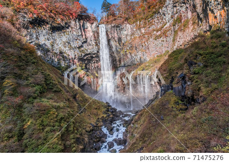 [Autumn leaves of Kegon Falls and a subtle rainbow] 71475276