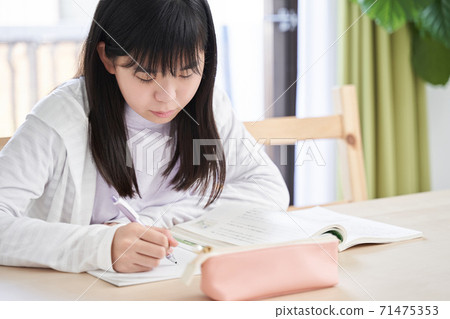 日本初中女孩在客廳裡做作業 日本初中女孩在客廳裡做作業 71475353