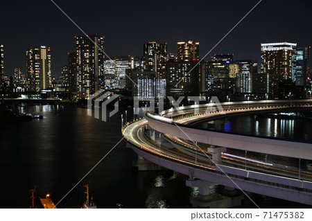 到橋樑的螺旋橋,Yurikamome的光跡,東京的摩天大樓的夜景,與彩虹橋合影 到橋樑的螺旋橋,Yurikamome的光跡,東京的摩天大樓的夜景,與彩虹橋合影 71475382