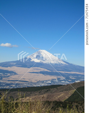 A distant view of Mt. Fuji from the Ashinoko Sky Line 71475454