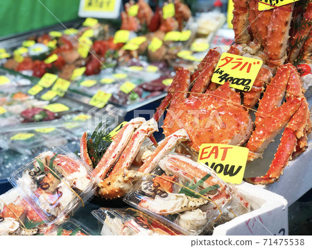 Giant fresh king crab seafood Street food in Tsukiji Fish Market, Japan.. 71475538