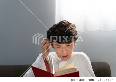 A man reading at home 71475588