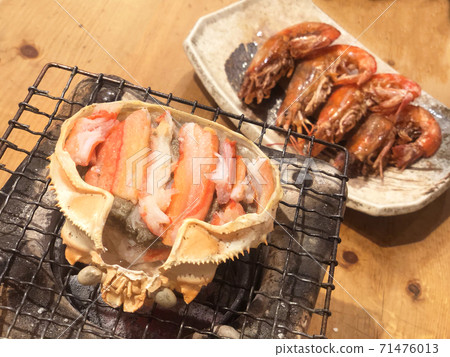 Gril crab brain famous food at tsukiji fish market in tokyo, japan Gril crab brain famous food at tsukiji fish market in tokyo, japan 71476013