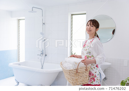 拿著洗衣籃的少婦在衛生間裡 拿著洗衣籃的少婦在衛生間裡 71476202