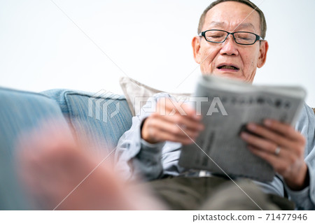 讀報紙的老人 71477946