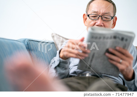 讀報紙的老人 71477947