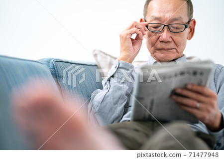 讀報紙的老人 71477948
