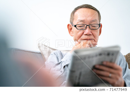 讀報紙的老人 71477949