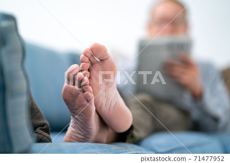 讀報紙的老人 71477952