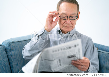 Senior men reading newspaper 71477962