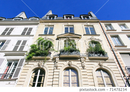 A house where the veranda green under the blue sky in Paris shines 71478234