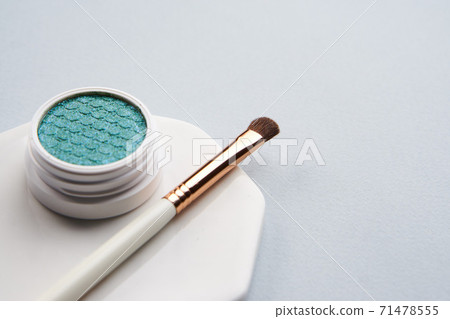 Green eyeshadow and makeup brush on white stand isolated background Green eyeshadow and makeup brush on white stand isolated background 71478555