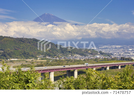 富士河南下富士山秋天的風景 富士河南下富士山秋天的風景 71478757
