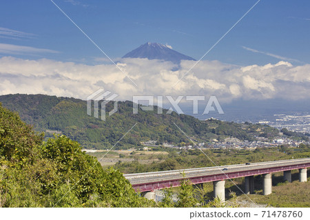 富士河南下富士山秋天的風景 富士河南下富士山秋天的風景 71478760