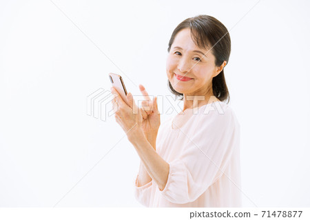 智能手機的高級女人微笑 71478877