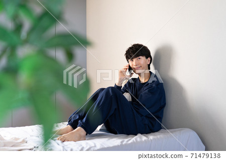 一個男人在臥室裡聊天 71479138