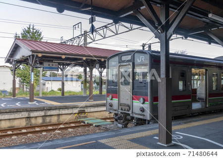 JR Kotohira Station platform and regular train 71480644