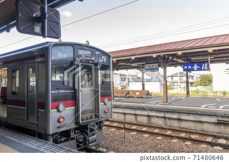 JR Kotohira Station platform and regular train 71480646