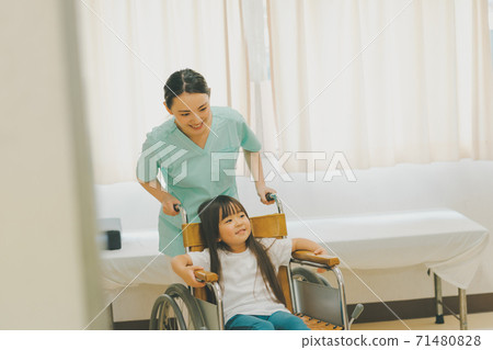 坐在輪椅上的5歲兒童 71480828