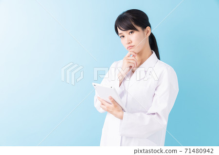 在白色外套的想法的婦女片劑 在白色外套的想法的婦女片劑 71480942