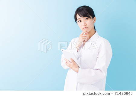 在白色外套的想法的婦女片劑 在白色外套的想法的婦女片劑 71480943