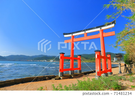 [宮崎縣]青島神社鳥居在晴朗的天氣下 71481234