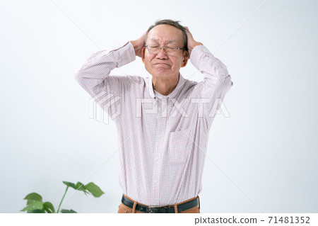 Senior man holding his head 71481352