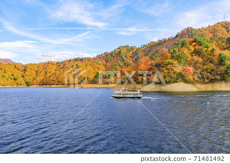 Okutadami Lake Ginzandaira Course Autumn 71481492