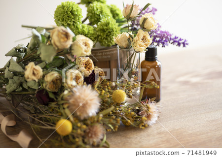 Dried flowers and aroma oil 71481949