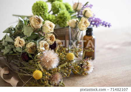 Dried flowers and aroma oil 71482107