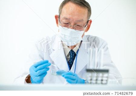 Medical image: A man in a white coat Medical image: A man in a white coat 71482679
