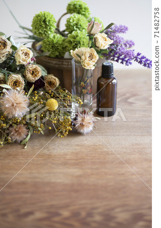 Dried flowers and aroma oil 71482758