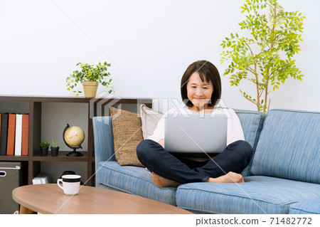 微笑的女人筆記本電腦遙控器 71482772