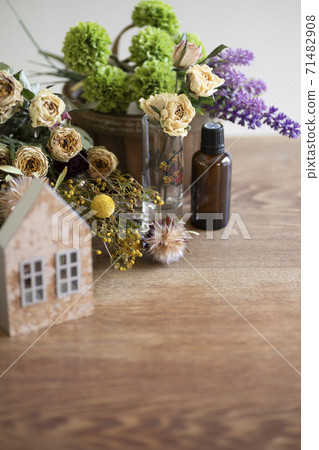 Dried flowers and aroma oil 71482908