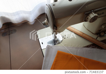 Sewing with a Showa sewing machine Sewing with a Showa sewing machine 71483137