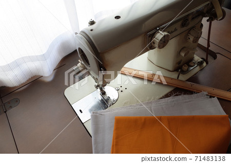 Sewing with a Showa sewing machine Sewing with a Showa sewing machine 71483138