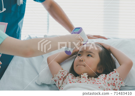 younger, be hospitalized, girl 71483410