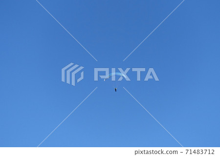 滑翔傘融入無雲的藍天(久留米市) 滑翔傘融入無雲的藍天(久留米市) 71483712