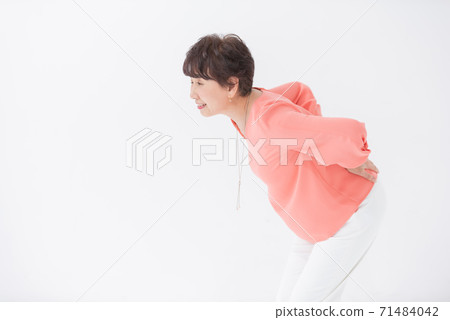 背痛的女人 背痛的女人 71484042