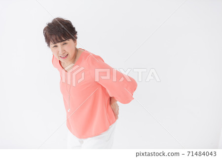 背痛的女人 背痛的女人 71484043