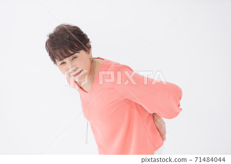 背痛的女人 背痛的女人 71484044