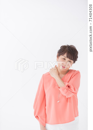 A woman suffering from stiff shoulders A woman suffering from stiff shoulders 71484308