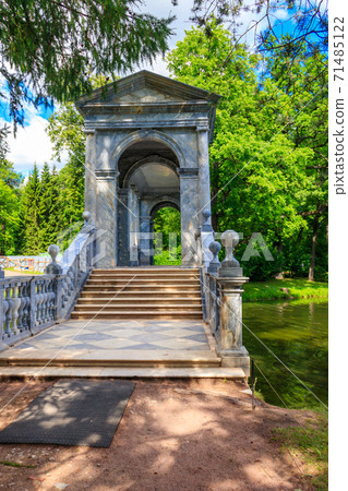 Marble bridge or Siberian Marble Gallery is a decorative pedestrian roofed Palladian bridge (gallery walkway) in Catherine Park in Pushkin (Tsarskoye Selo), Russia 71485122
